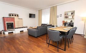 Stadthaus Mit 2 Schlafzimmern & Wohnzimmer Mit Kamin - Kostenloser Privat-Parkplatz Auf Dem Grundstueck